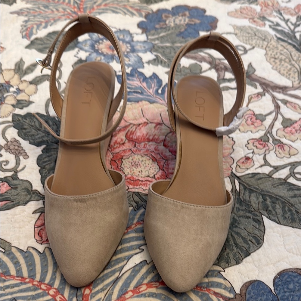 LOFT Women's Beige Ankle Strap Heels 8.5 m new wedge sand suede new sandal